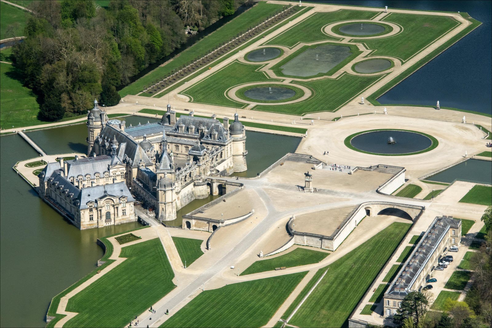 Château de Chantilly chantilly rares sont les chateaux ou l on peut ressentir l histoire d aussi pres photo dr 1605002910